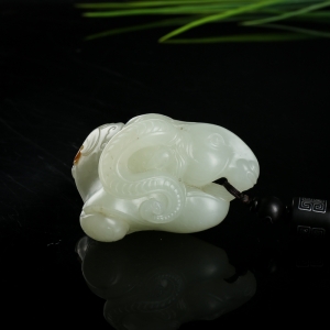 籽料和田白玉洋洋得意手把件