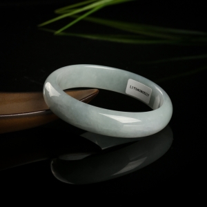 54.5mm豆种翡翠贵妃镯