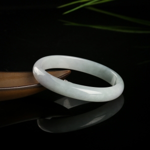 56mm豆种翡翠贵妃镯