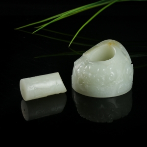 籽料和田白玉仿古龙纹手把件