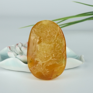 鸡油黄蜜蜡辰龙吊坠