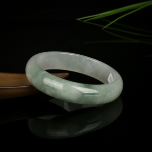 62mm豆种飘花翡翠手镯