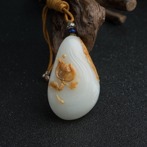 山料俏色和田玉连生贵子吊坠