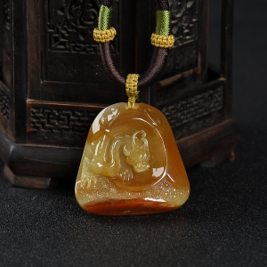 糯种黄翡龙牌吊坠