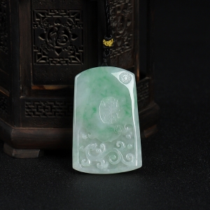 糯种飘翠翡翠龙牌吊坠