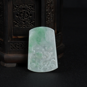 糯种飘翠翡翠龙牌吊坠