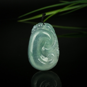 糯种浅绿翡翠如意吊坠