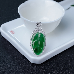 18K金镶钻糯种翠色翡翠叶子吊坠
