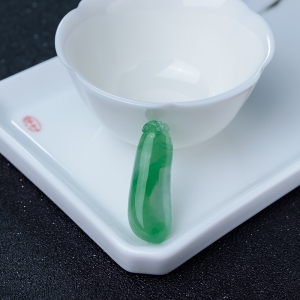 糯冰种飘翠翡翠福瓜吊坠