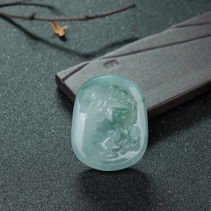 冰种飘翠翡翠童趣吊坠