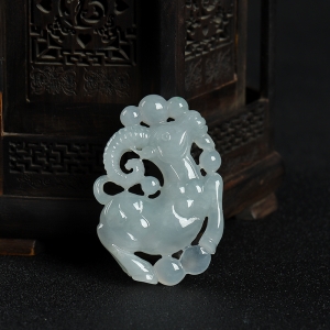 糯种翡翠喜气洋洋吊坠