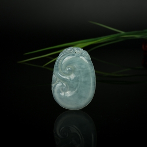 糯冰种浅绿翡翠如意吊坠