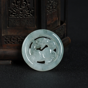 糯种飘花翡翠麒麟吊坠