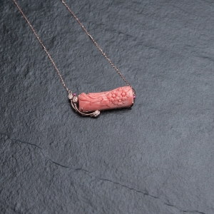 18K金镶钻深水粉红珊瑚雕花锁骨链