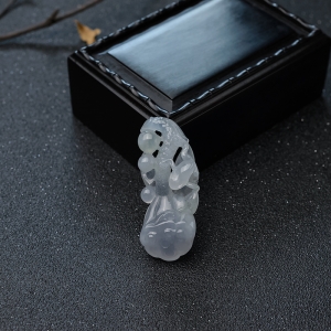 糯冰种翡翠连生贵子吊坠