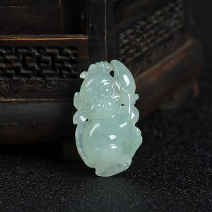 糯种浅绿翡翠申猴吊坠