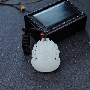 山料和田白玉镂雕古龙吊坠