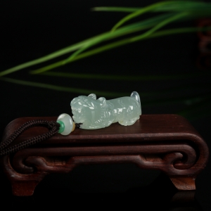 糯种浅绿翡翠寅虎吊坠