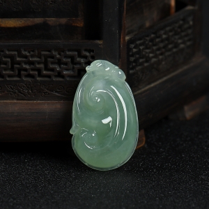 糯种灰绿翡翠如意吊坠