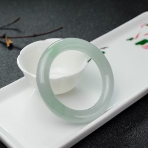 58mm糯冰种浅绿翡翠圆镯