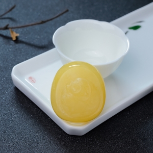 鸡油黄蜜蜡弥勒佛吊坠