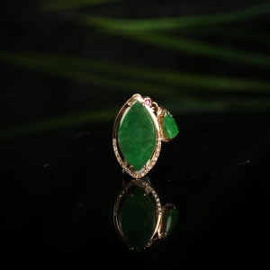 18k糯种翠绿翡翠随形吊坠