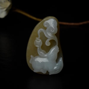 山料俏色和田玉灵兔献瑞吊坠