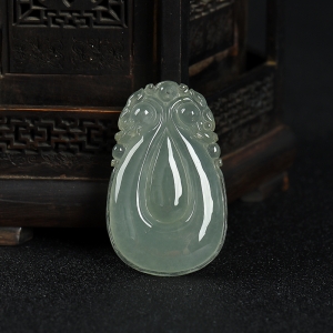 糯冰种灰绿翡翠福贝吊坠