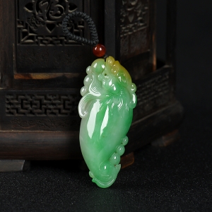 糯种俏色翡翠龙鱼吊坠