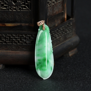 18K糯种飘翠翡翠福瓜吊坠