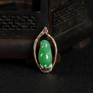 18K糯种翠绿翡翠福豆吊坠
