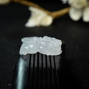 糯冰种飘翠翡翠貔貅吊坠