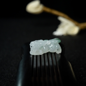 糯种飘花翡翠貔貅吊坠