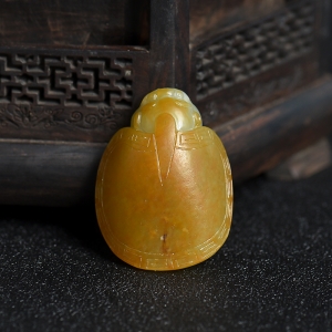 籽料俏色和田玉龙龟吊坠