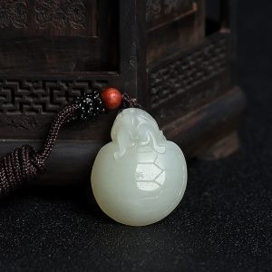 籽料和田白玉龙龟吊坠