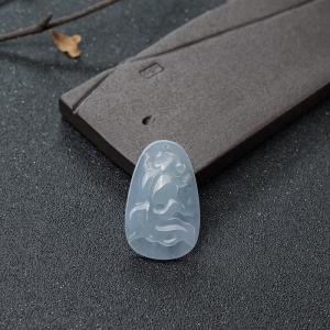 糯冰种翡翠金鱼吊坠