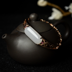 特：18K金镶钻山料和田白玉手镯