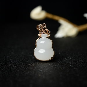 特：18K金镶钻山料和田白玉葫芦吊坠