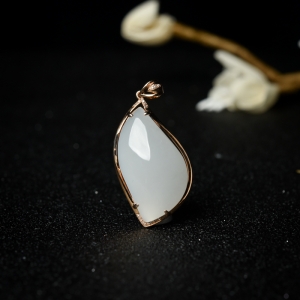 特：18K金镶钻山料和田白玉随形吊坠