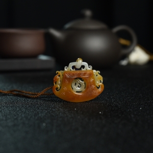 籽料俏色和田玉镂雕府上有龙吊坠