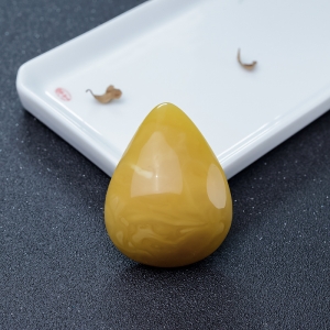 鸡油黄蜜蜡水滴吊坠