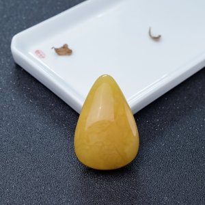 鸡油黄蜜蜡水滴吊坠