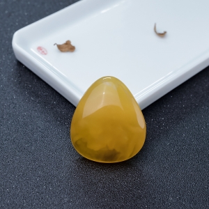 鸡油黄蜜蜡水滴吊坠