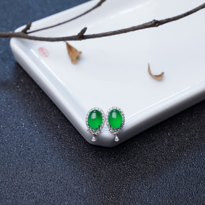 18K金镶钻冰种翠色翡翠耳钉