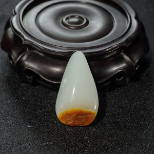 山料俏色和田玉随形吊坠