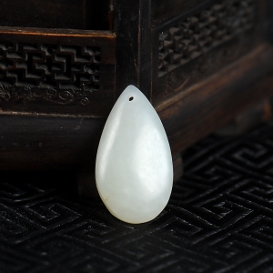 籽料和田白玉随形吊坠