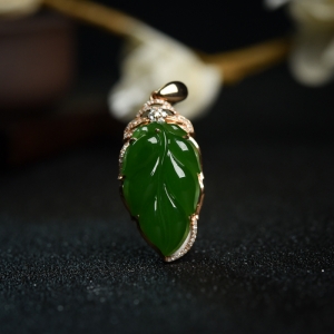 18K金镶钻山料和田碧玉叶子吊坠
