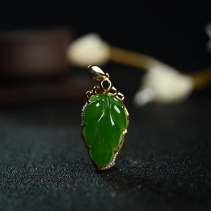 18K金镶钻山料和田碧玉叶子吊坠