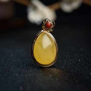 银镶鸡油黄蜜蜡水滴吊坠