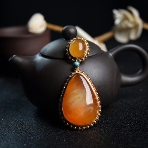 银镶褐黄金绞蜜水滴吊坠